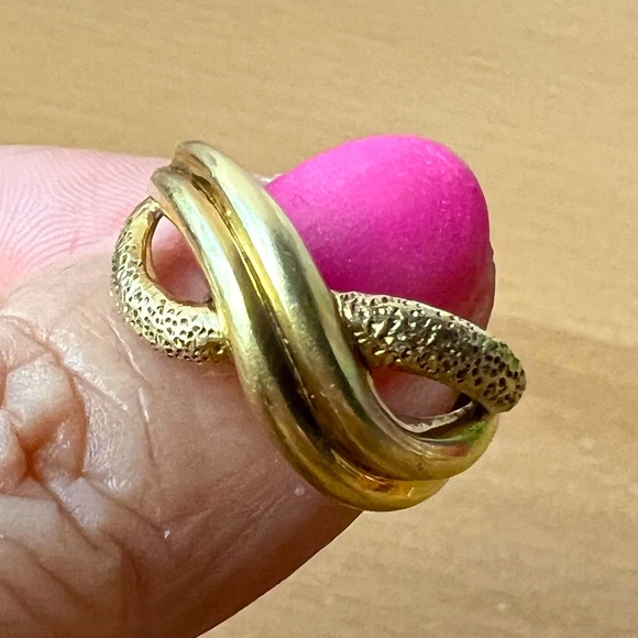 VINTAGE 14K GOLD MODERNIST ORNATE CRISS CROSS WAIVE DESIGN ETCHED WIDE RING